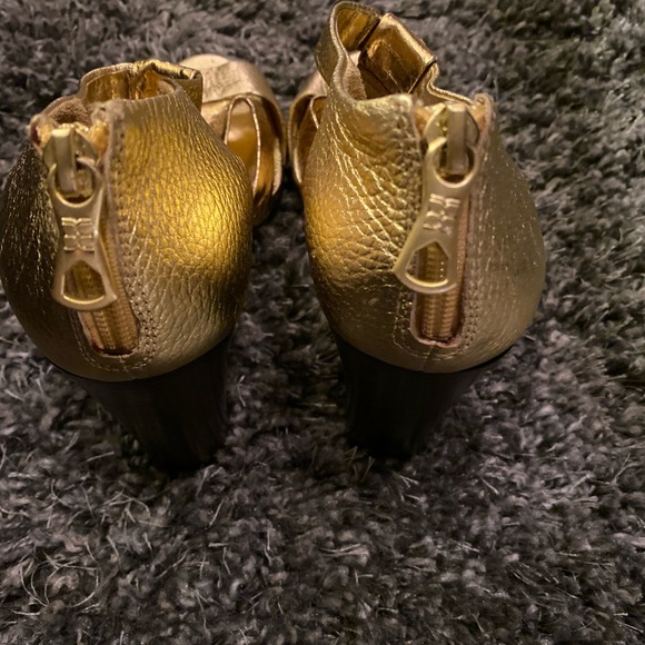 BCBGMAXAZRIA Shiny gold size 8 1/2 stacked heel - Picture 4 of 5